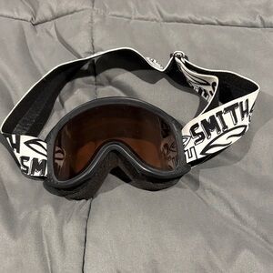 SMITH Goggles with Black and White Strap